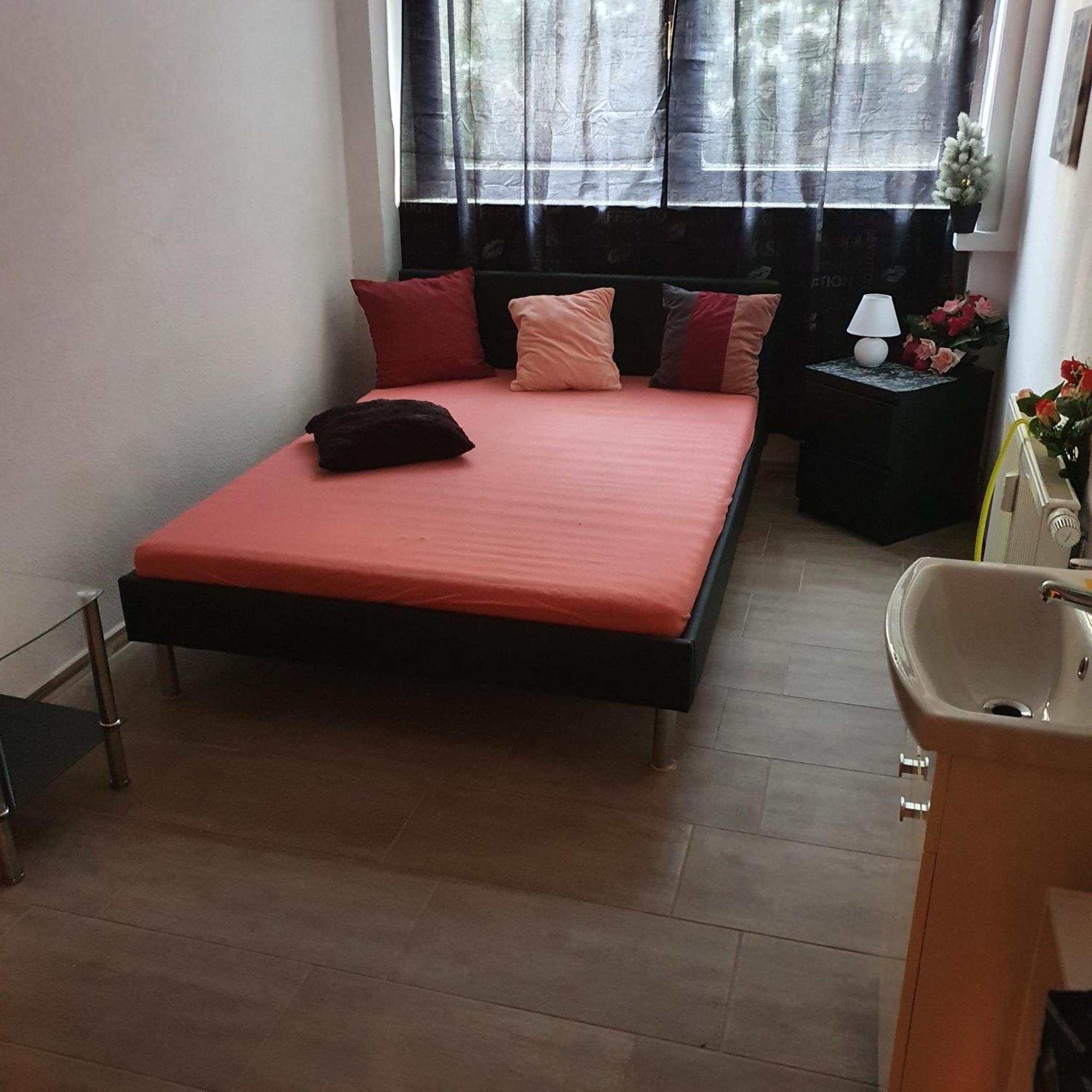 Halle, Top -Preise, 79 Qm Sd Fewo, Eg, Wahlweise Mit 1- 3 Dz, Tv Lounge, Kueche, Bad Wc Einfach Und Gut, Langzeitmieter Vb Preise Halle  Extérieur photo