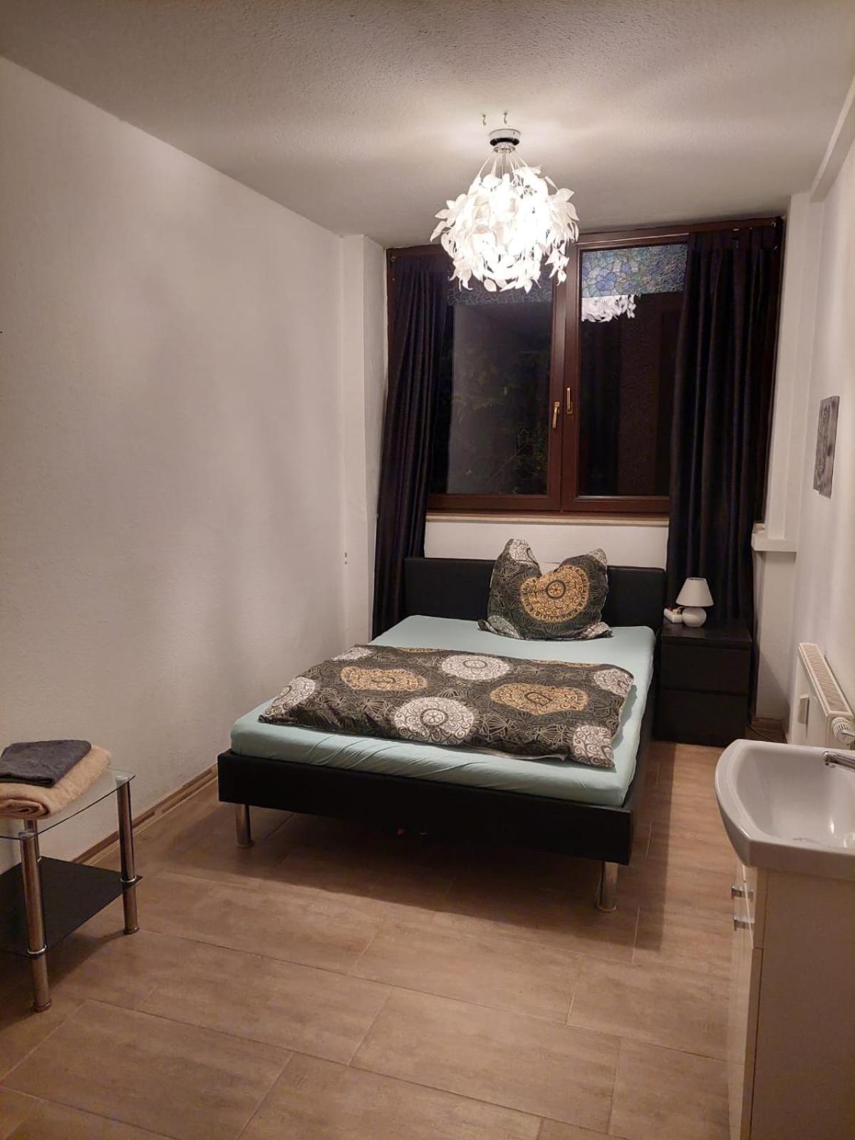 Halle, Top -Preise, 79 Qm Sd Fewo, Eg, Wahlweise Mit 1- 3 Dz, Tv Lounge, Kueche, Bad Wc Einfach Und Gut, Langzeitmieter Vb Preise Halle  Extérieur photo